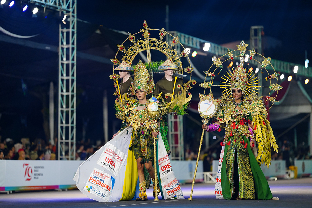 Kreativitas Tanpa Batas! Artwear dari Kantong Pupuk Pusri Curi Perhatian di JFC 2024 Jember