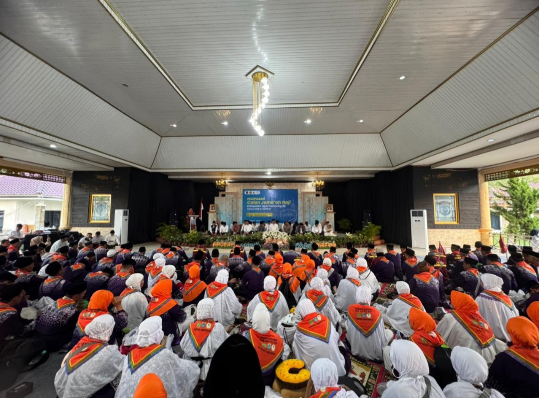 Kloter 12 Berangkat! Bupati OKI Antar Langsung Jemaah Masuk Asrama Haji Palembang
