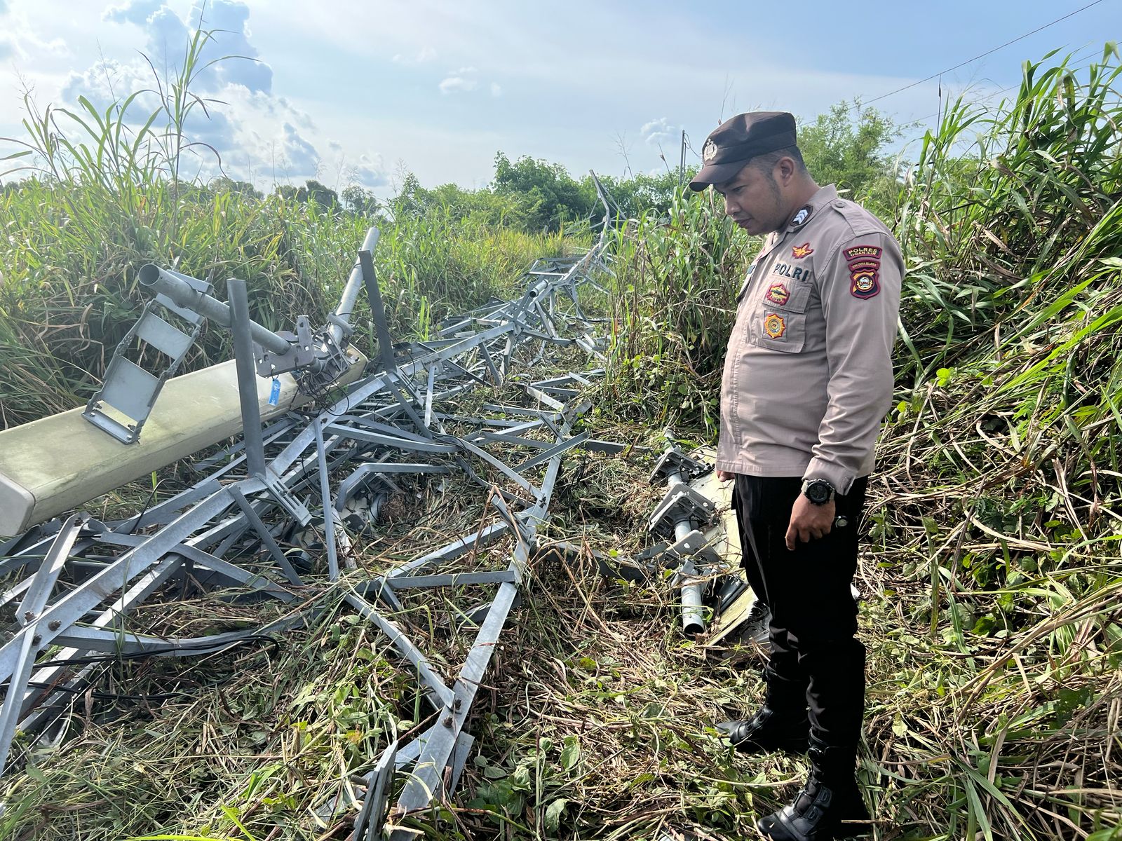Diterjang Angin Kencang Tower Jaringan XL & Smartfren di Ogan Ilir Roboh, Polisi Selidiki Penyebabnya