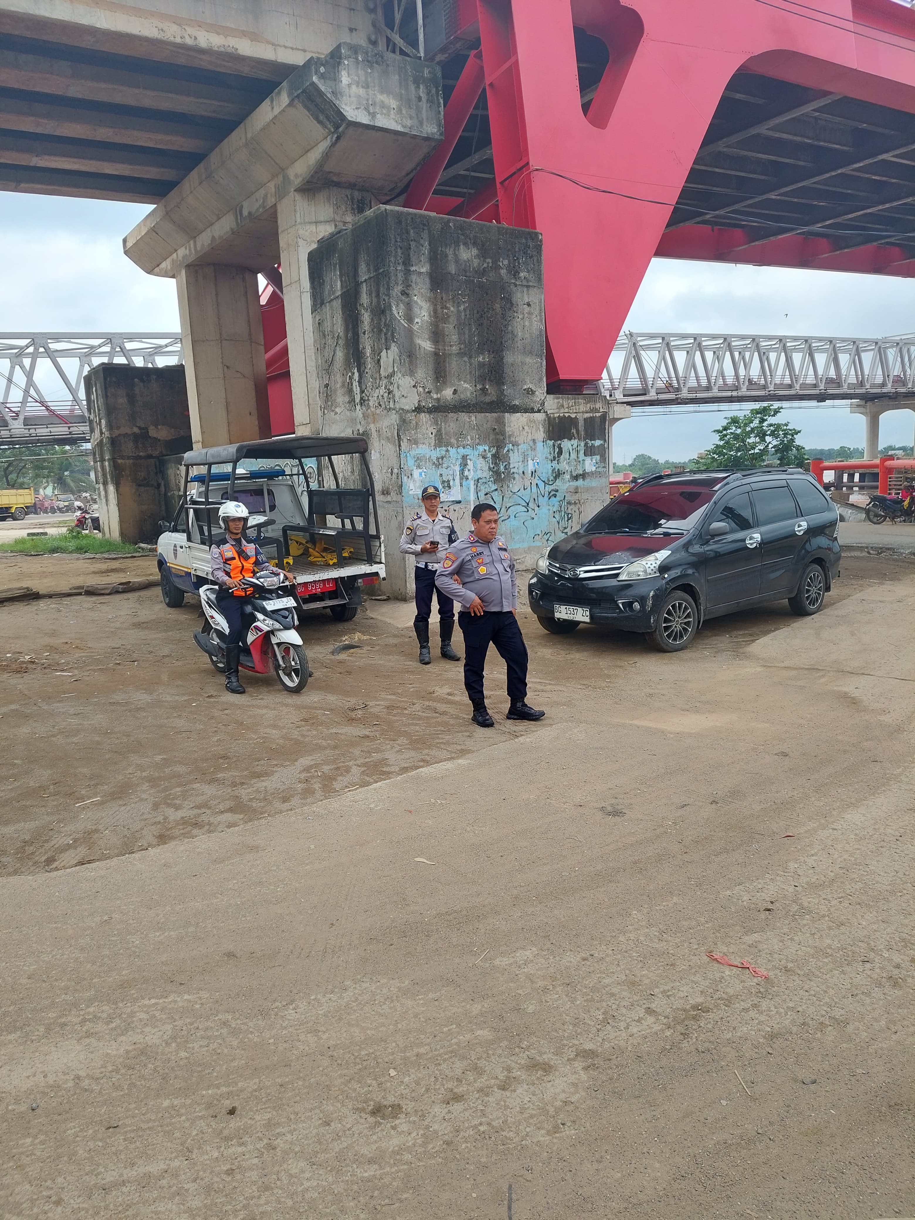 Truk Terperosok, Lalulintas di Kecamatan Gandus Palembang Crowded, Pengalihan Arus Dilakukan 