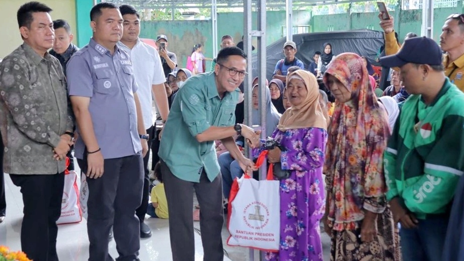 Kendalikan Inflasi Palembang, Ratu Dewa Serahkan 353 Sembako di Kecamatan Seberang Ulu I