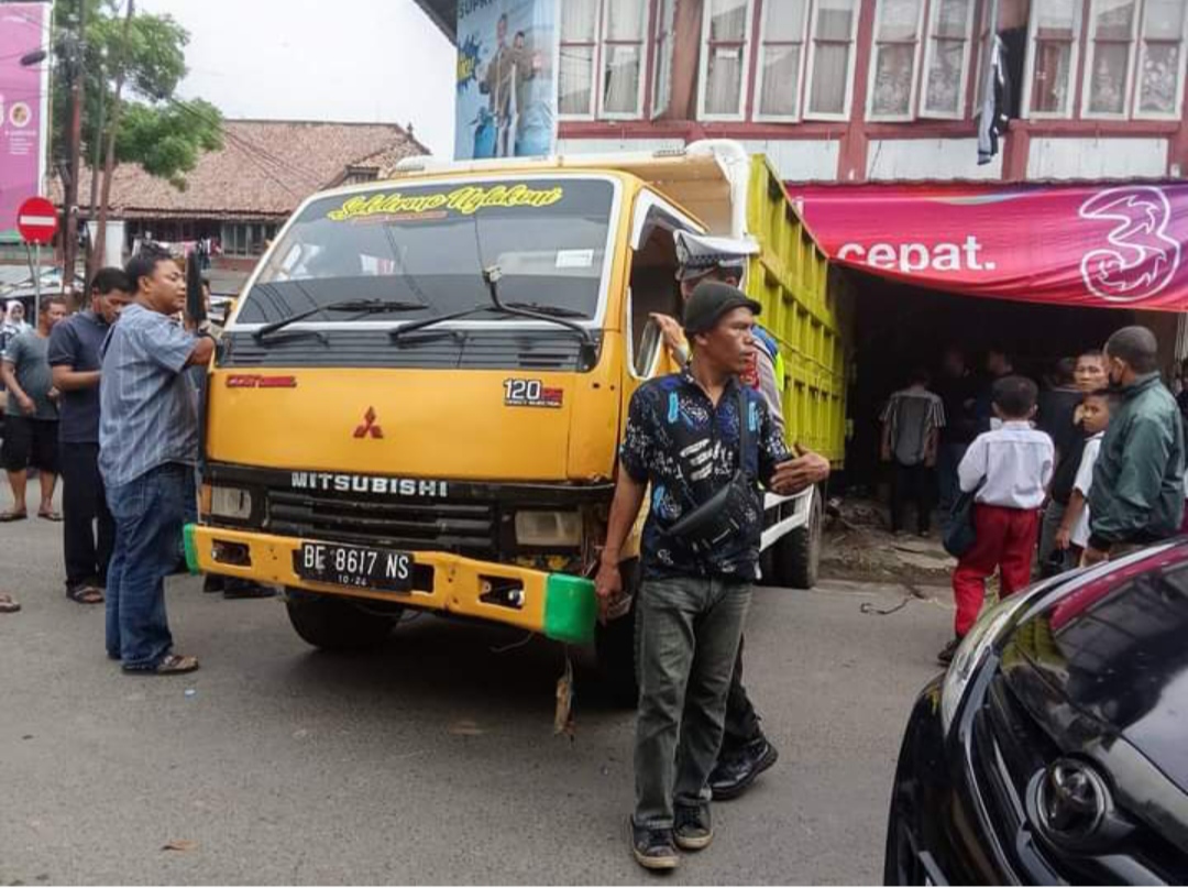 Diduga Tak Kuat Menanjak Saat Naik Jembatan, Mobil Truk Mundur Masuk ke Toko Emas 