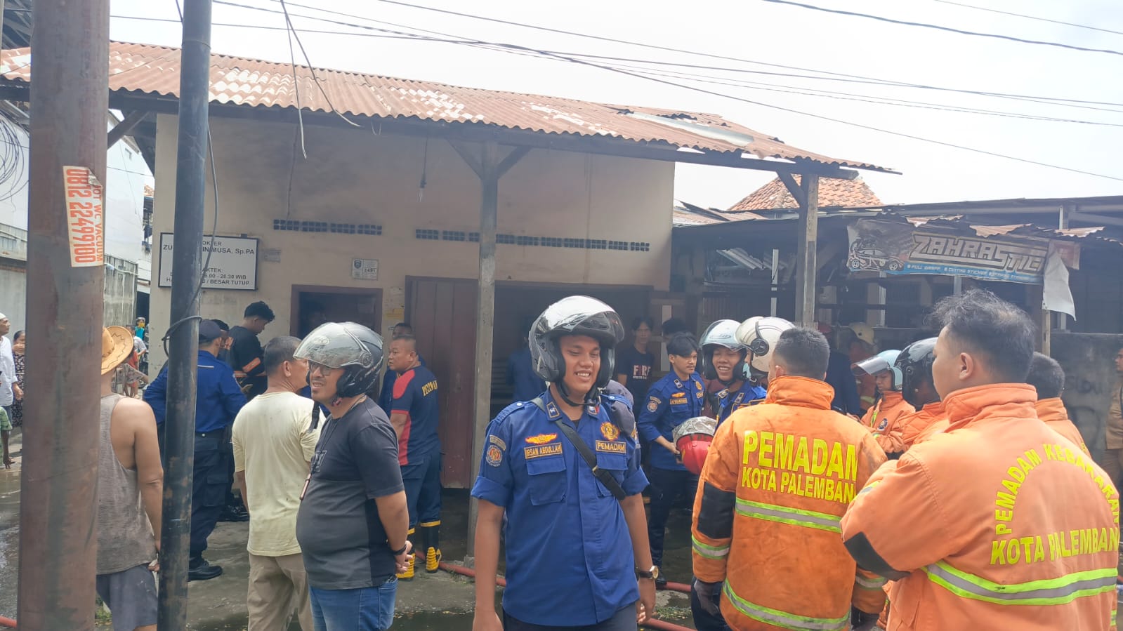 Ditinggal Pemiliknya ke Masjid, Kios Stiker di Palembang Terbakar, Warga Gercep Padamkan Api Pakai Air Selokan