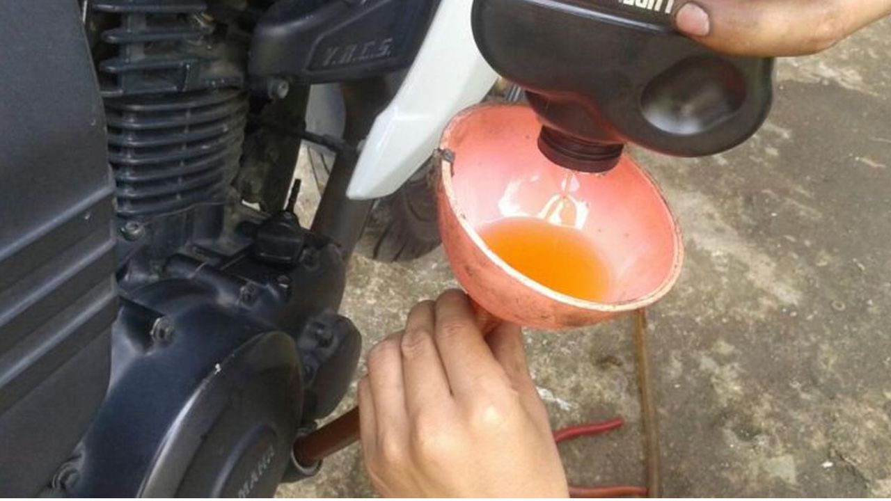 Cara Ganti Oli Mesin Motor Sendiri tanpa Kunci Torsi Bagi Pemula di Libur Akhir Pekan