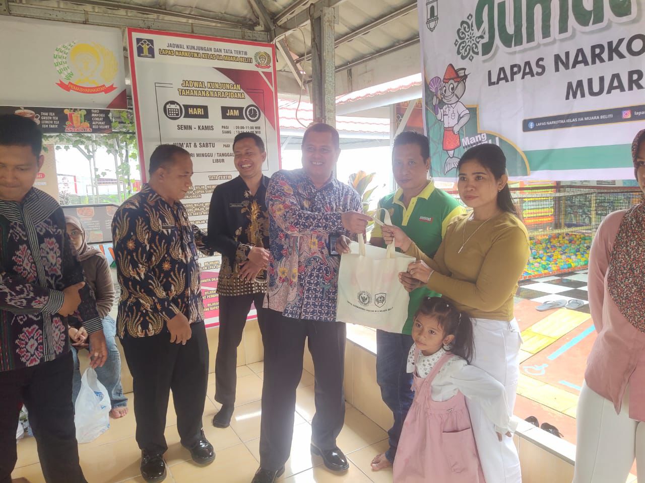 Lapas Narkotika Muara Beliti Salurkan Bantuan Sosial untuk Masyarakat dan Warga Binaan