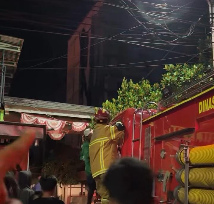 Mobil Damkar Terhalang Kabel Wifi Semrawut, Gudang PT Lonsum Ludes Dilahap si Jago Merah