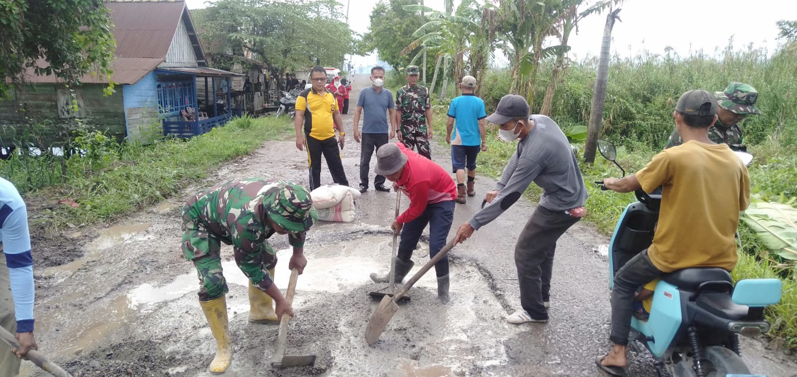 Warga dan Perangkat Desa Pedamaran OKI Gotong Royong Perbaiki Jalan Akses yang Rusak