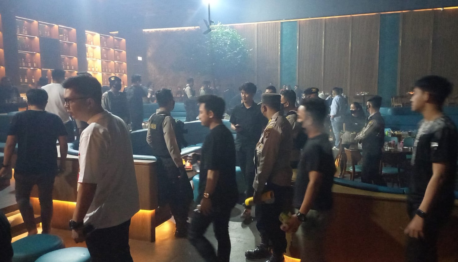 Polisi Razia dan Bubarkan Pengunjung Holywings Palembang