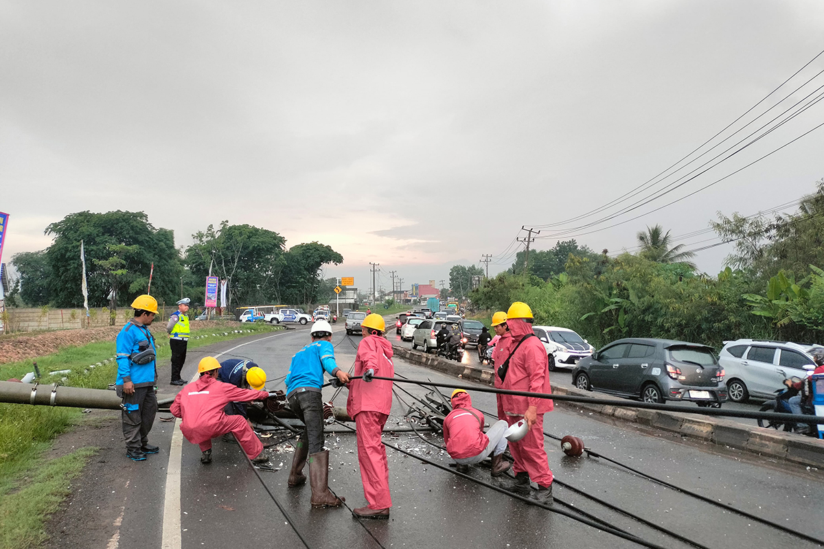 Langkah Cepat PLN Pulihkan Pasokan Listrik di Palembang-Indralaya Pasca Tiang Listrik Roboh Tertabrak Mobil