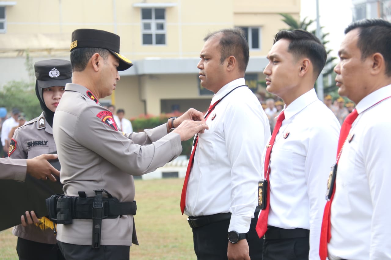 Puluhan Personel Terima PIN Emas Kapolda Sumsel, Salah Satunya Ungkap Kasus Pegawai Koperasi Dicor Beton