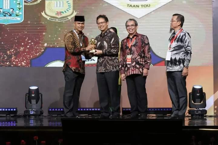 Walikota Prabumulih Ridho Yahya Terima UHC Award dari Wapres 