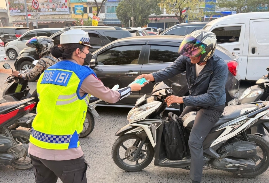 Kabut Asap Karhutla Ancam Kesehatan, Polwan Polda Sumsel Bagikan 1.000 Masker ke Warga