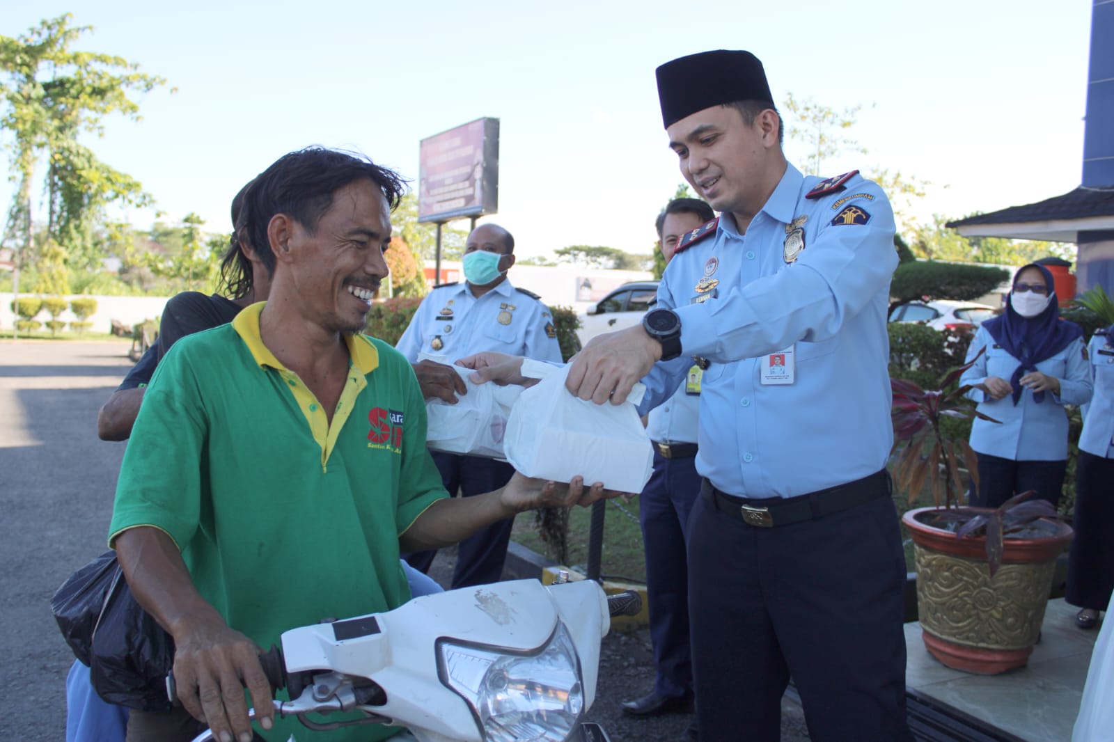 Kantor Imigrasi Palembang Kemenkumham Sumsel Bagikan 200 Paket Takjil