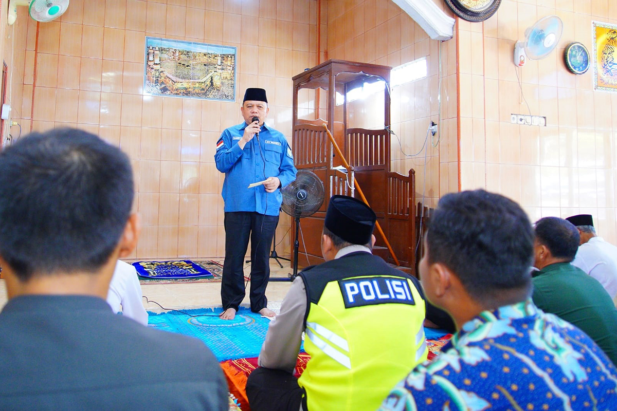 Pj Bupati Sandi Safari Jumat ke Masjid Baitussholihin Desa Senawar Jaya