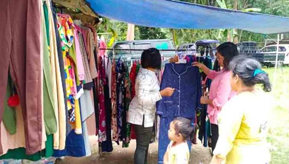 Harga Karet dan Sawit Anjlok, Pedagang Pakaian Di Pasar Kalangan Desa Kemang, Musi Banyuasin, Sepi Pembeli 