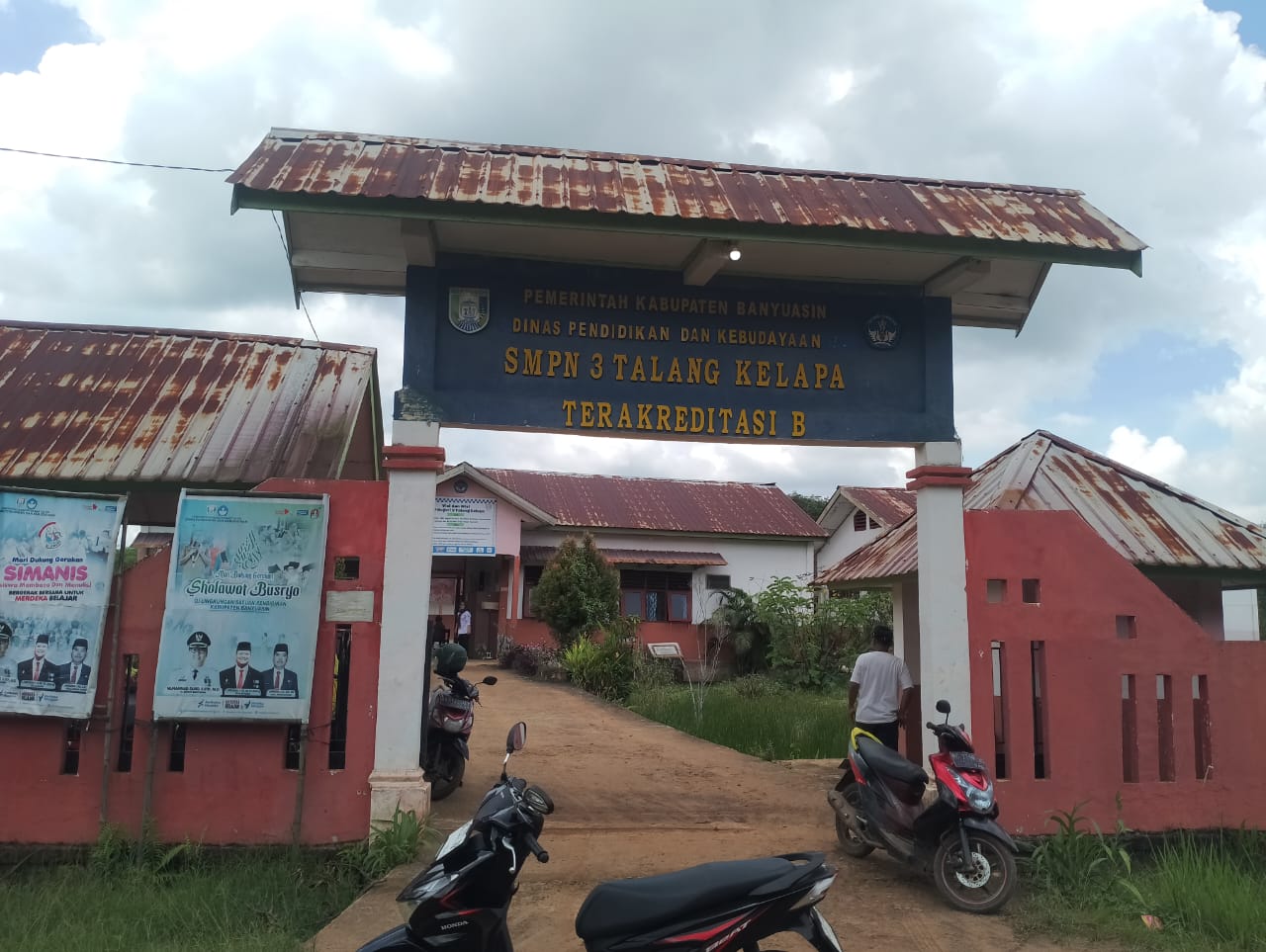 SMP Negeri 3 Talang Kelapa, Sekolah Terisolasi di Tengah Perkebunan Sawit, Menjadi Sorotan Warga