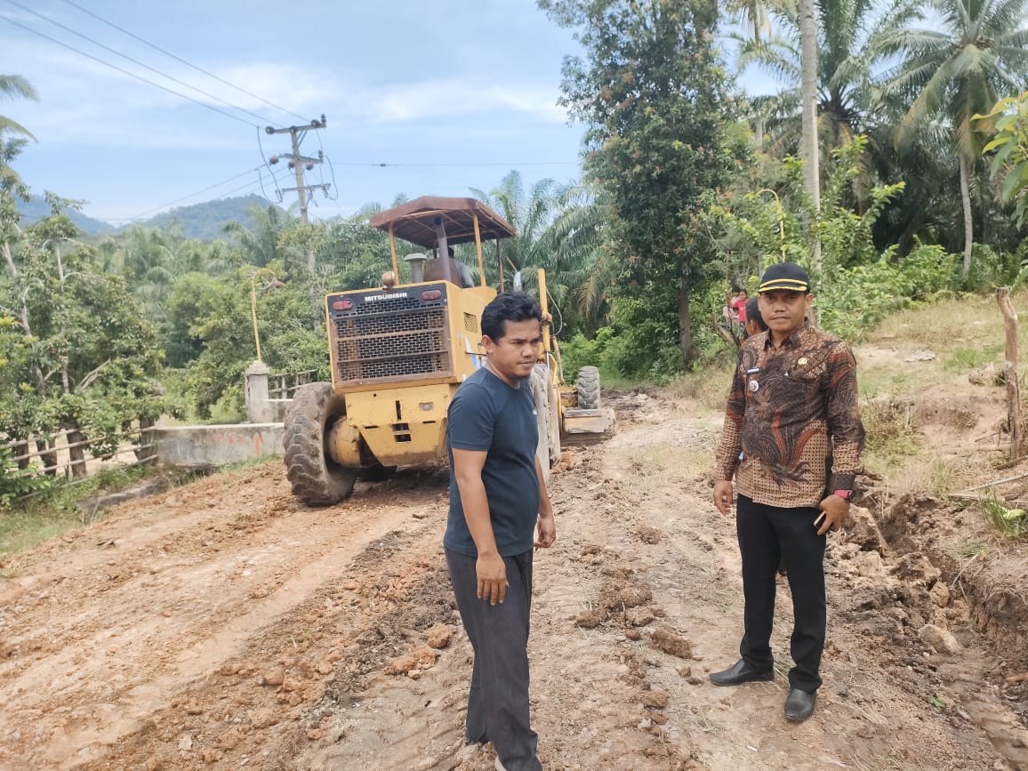 Pemkab OKU Timur Fokus Perbaikan Jalan, Warga Bunga Mayang Apresiasi Kinerja Enos-Yudha