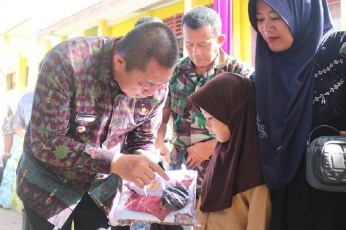 Luncurkan Sekolah Gratis Plus, Walikota Pagaralam Serahkan Peralatan dan Seragam Sekolah