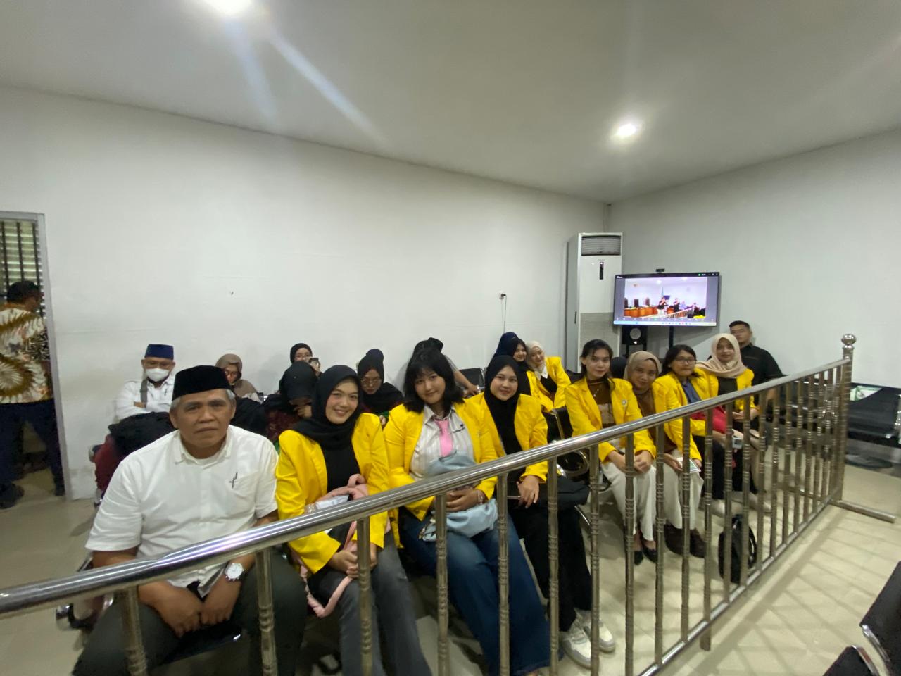 Puluhan Mahasiswa Hukum Unsri Hadiri Sidang Kasus Tol Betung-Tempino, Bebaskan Dosen Kami Karena Tak Bersalah!