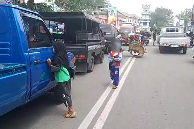 Jelang Hari Raya Idul Fitri 1444 H, Pengamen dan Anak Jalanan Marak di Pasar Lematang Lahat