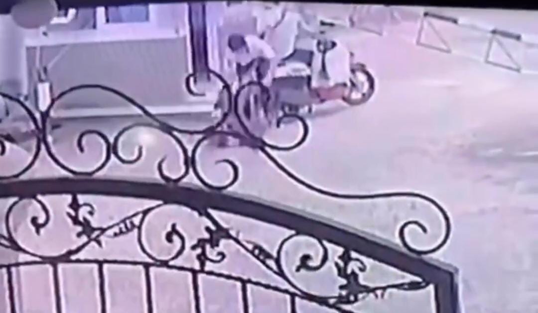 Diserang OTD Saat Berjaga di Pos, Satpam Perumahan Alami Luka Parah, Aksi Pelaku Terekam CCTV