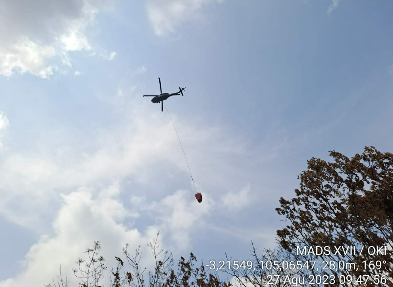 Helikopter Water Bombing Padamkan Api Karhutla di Lebak Deling Pampangan OKI, Kesulitan Sumber Air
