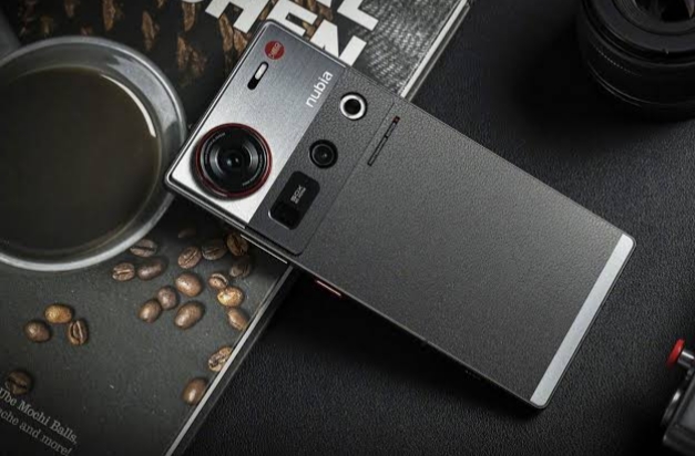 ZTE Nubia Z80 Ultra Hadirkan Desain Futuristik dengan Kapasitas Baterai Besar 7.200 Nits