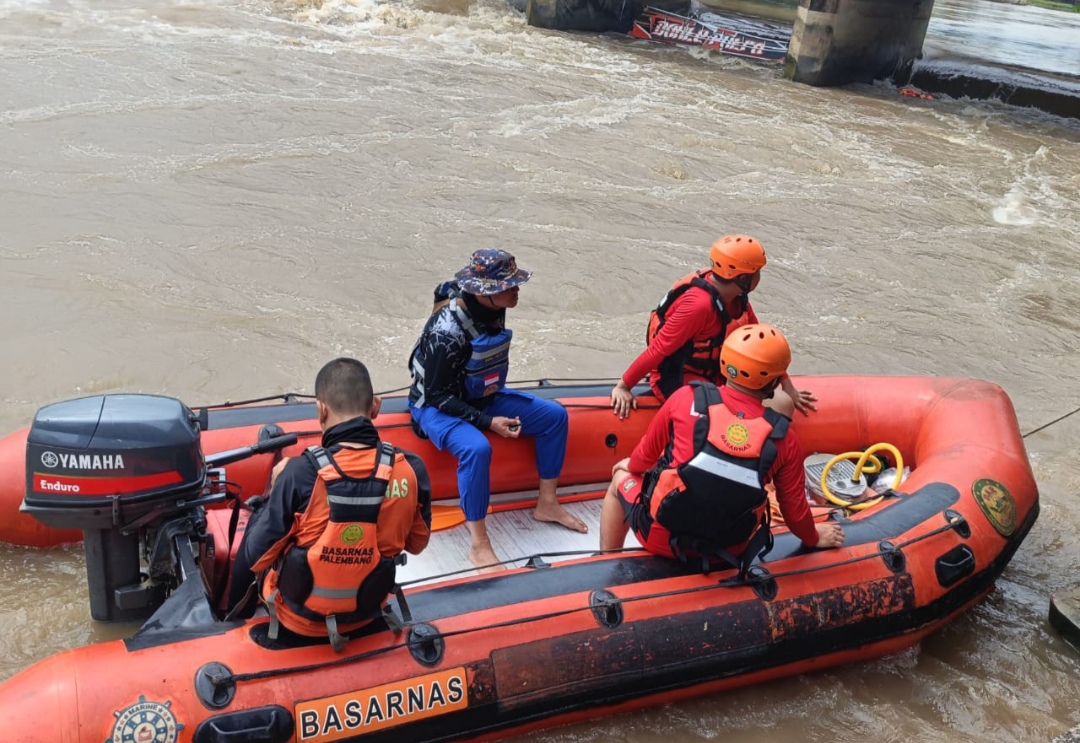 Speed Boat Tabrak Jembatan, Polres OKI dan Tim Gabungan Lakukan Pencarian