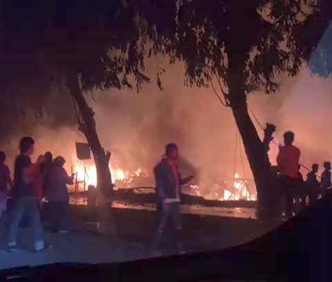 BREAKING NEWS! Kebakaran Hebat di Pal 10 Karyajaya Palembang, Tampak Api Membumbung Tinggi