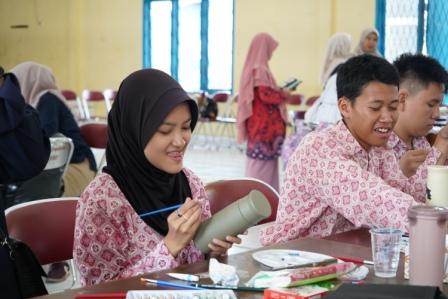 Meriahkan Hadiknas 2025, PTBA Gelar Ukir Cita Bersama Siswa SLB Palembang Lewat Seni