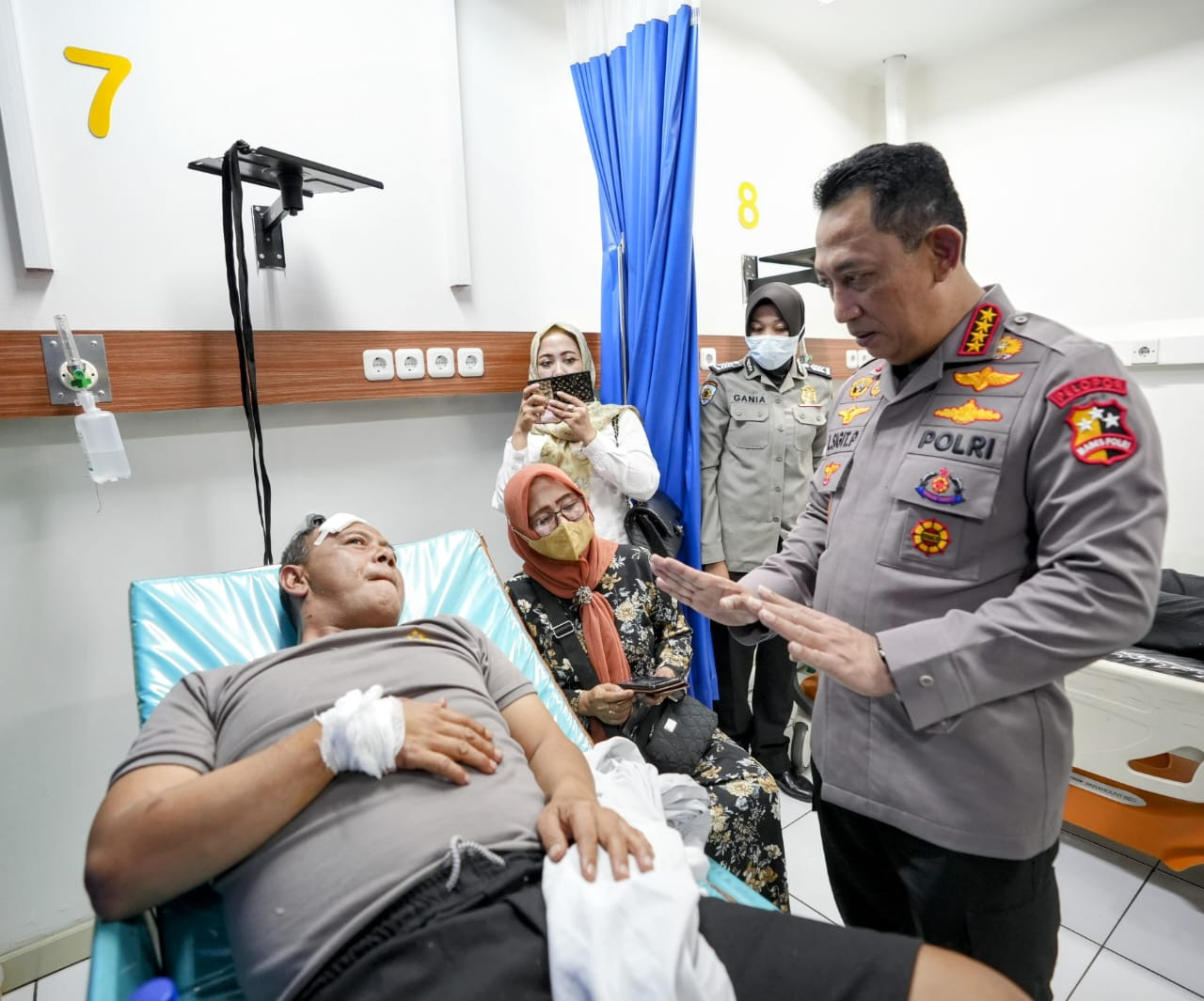 Jenguk Korban, Kapolri Sigit Instruksikan Usut Tuntas Peristiwa Bom Bunuh Diri di Bandung