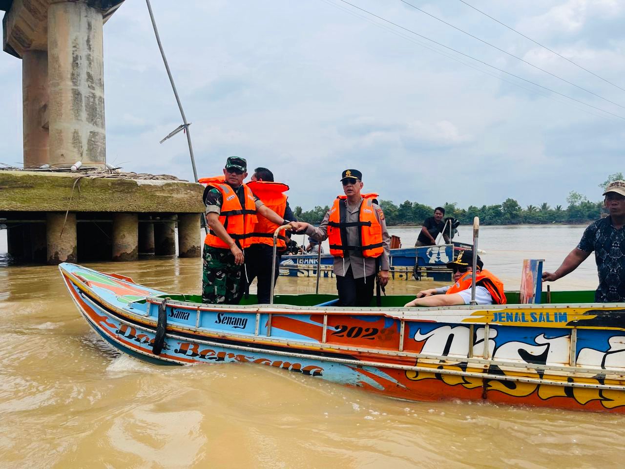 Kapolda, Pangdam Sriwijaya dan Pj Gubernur Sumsel Tinjau Jembatan Lalan yang Roboh Dihantam Tongkang Batu Bara