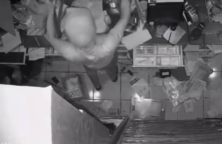 Indomaret di Palembang Dibobol Maling, Pelaku Masuk Jebol Atap, Gasak Barang hingga Rokok