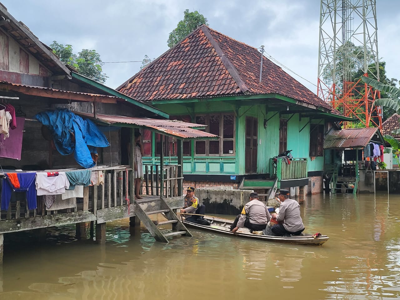 Gunakan Perahu, Kapolsek Tanjung Batu Ogan Ilir Susuri Rumah Warga Terendam Banjir dan Berikan Bantuan