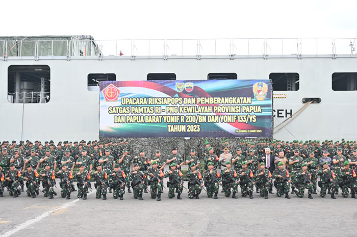 Panglima TNI Lepas Langsung Satgas Pamtas RI-Papua Nugini di Pelabuhan Boom Baru