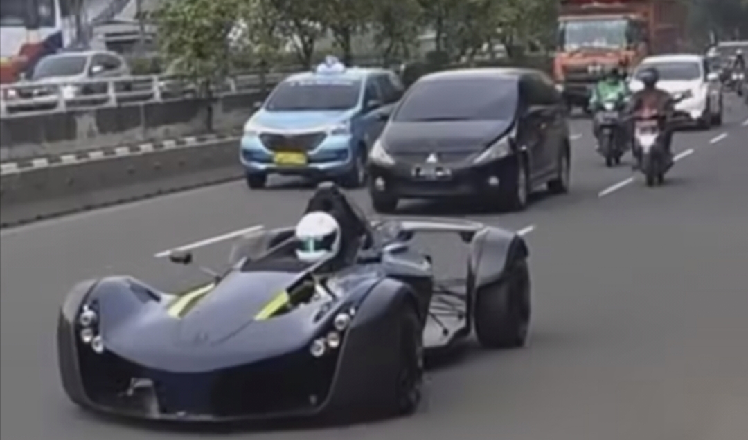 WOW! Mobil F1 Masuk ke Jalan Raya di Jakarta, Berasa Sirkuit Kali Ya? 