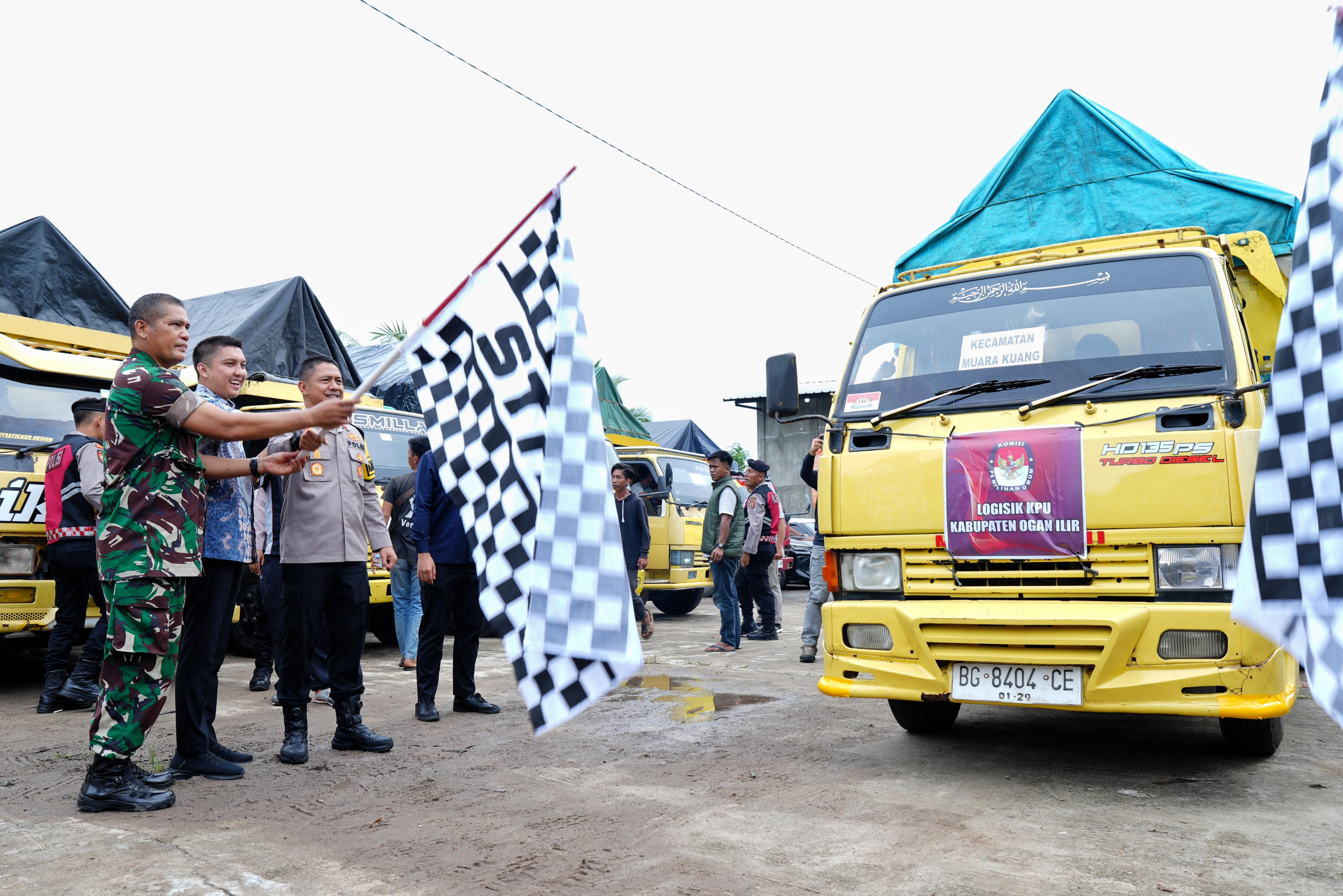 Hari Pertama Kembali Jadi Bupati Ogan Ilir Pasca Cuti Kampanye, Panca Wijaya Lepas Logistik Pilkada Serentak