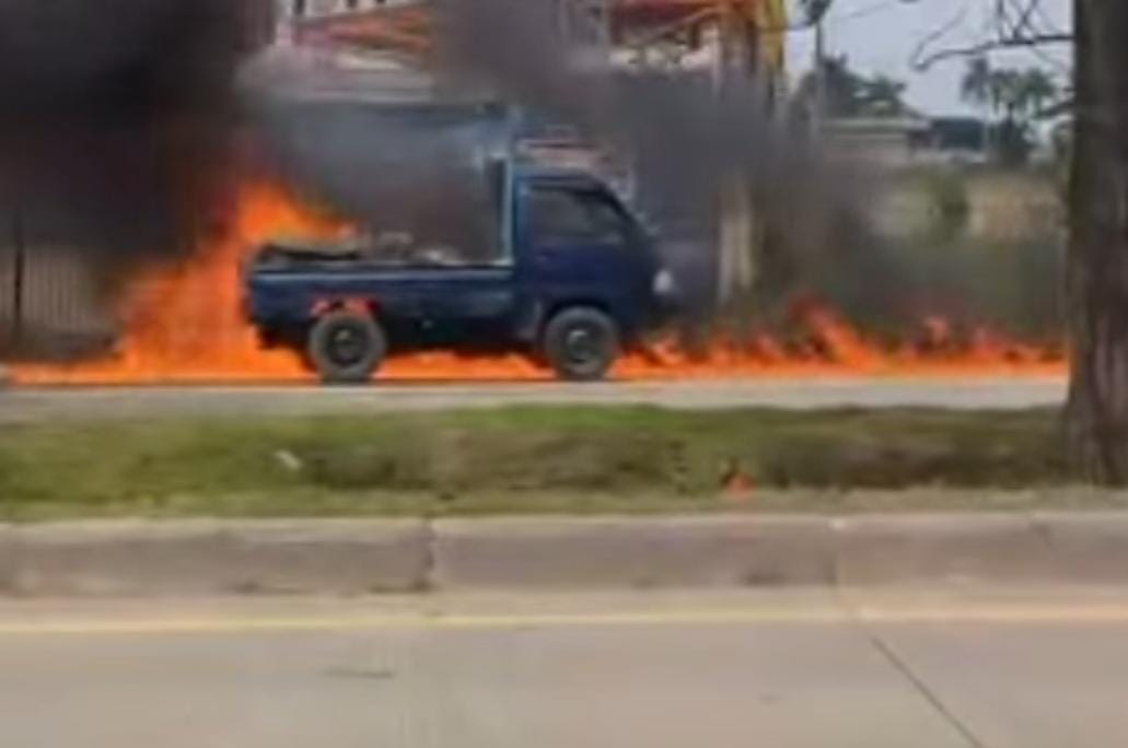 Angkut BBM, Mobil Pick Up Terbakar Hebat di Jalan Alamsyah Ratu Prawiranegara, Api Menjalar  