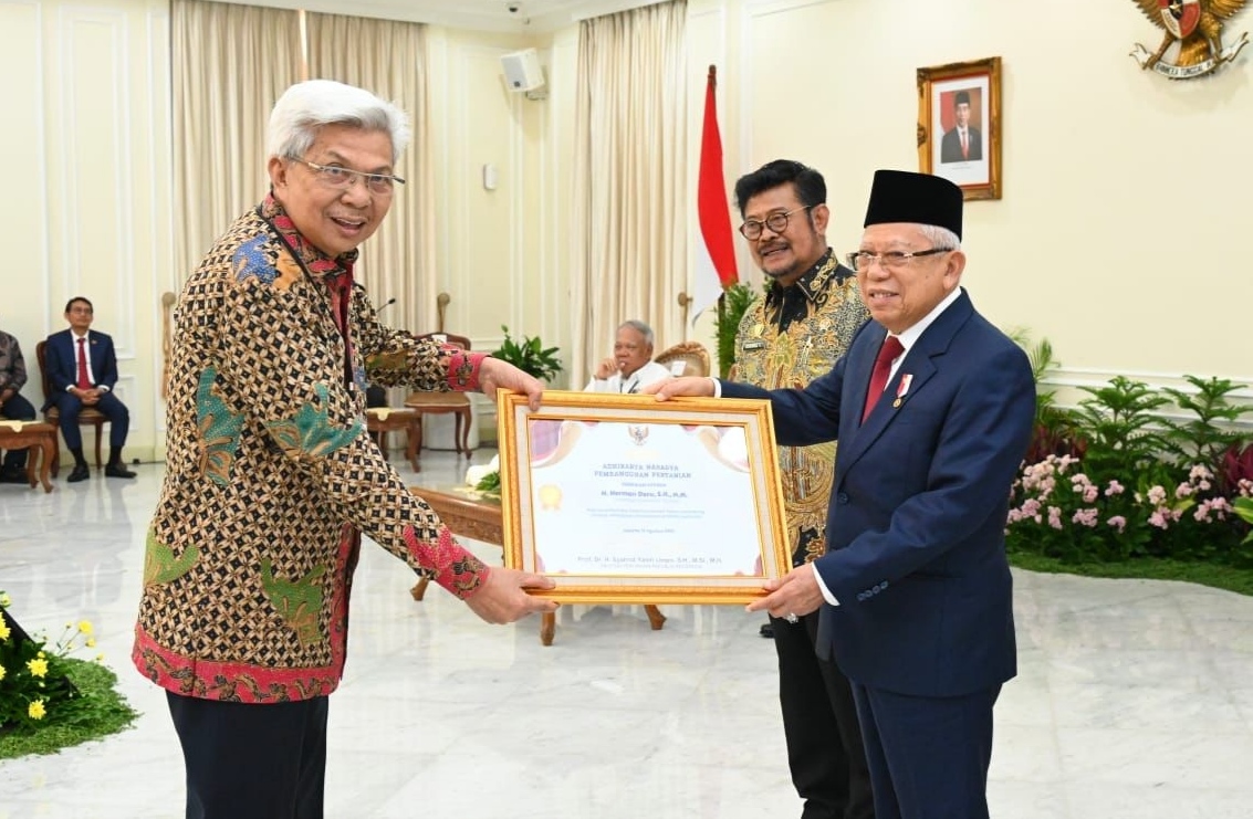 Herman Deru Mendapat Penghargaan Adhikarya Naraya Pembangunan Pertanian dari Presiden RI