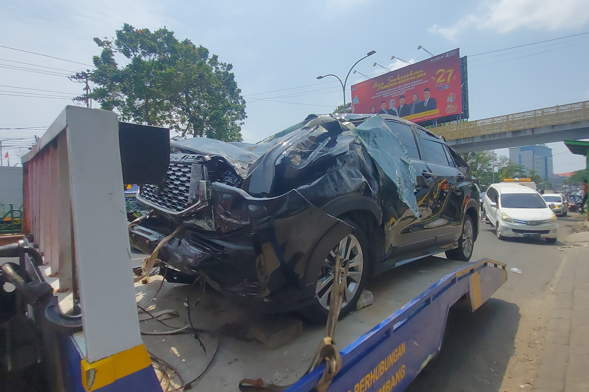 Mobil yang Melayang dan Tabrak Median Jalan Jenderal Sudirman Palembang Ternyata Innova Zenix, 3 Mobil Ringsek