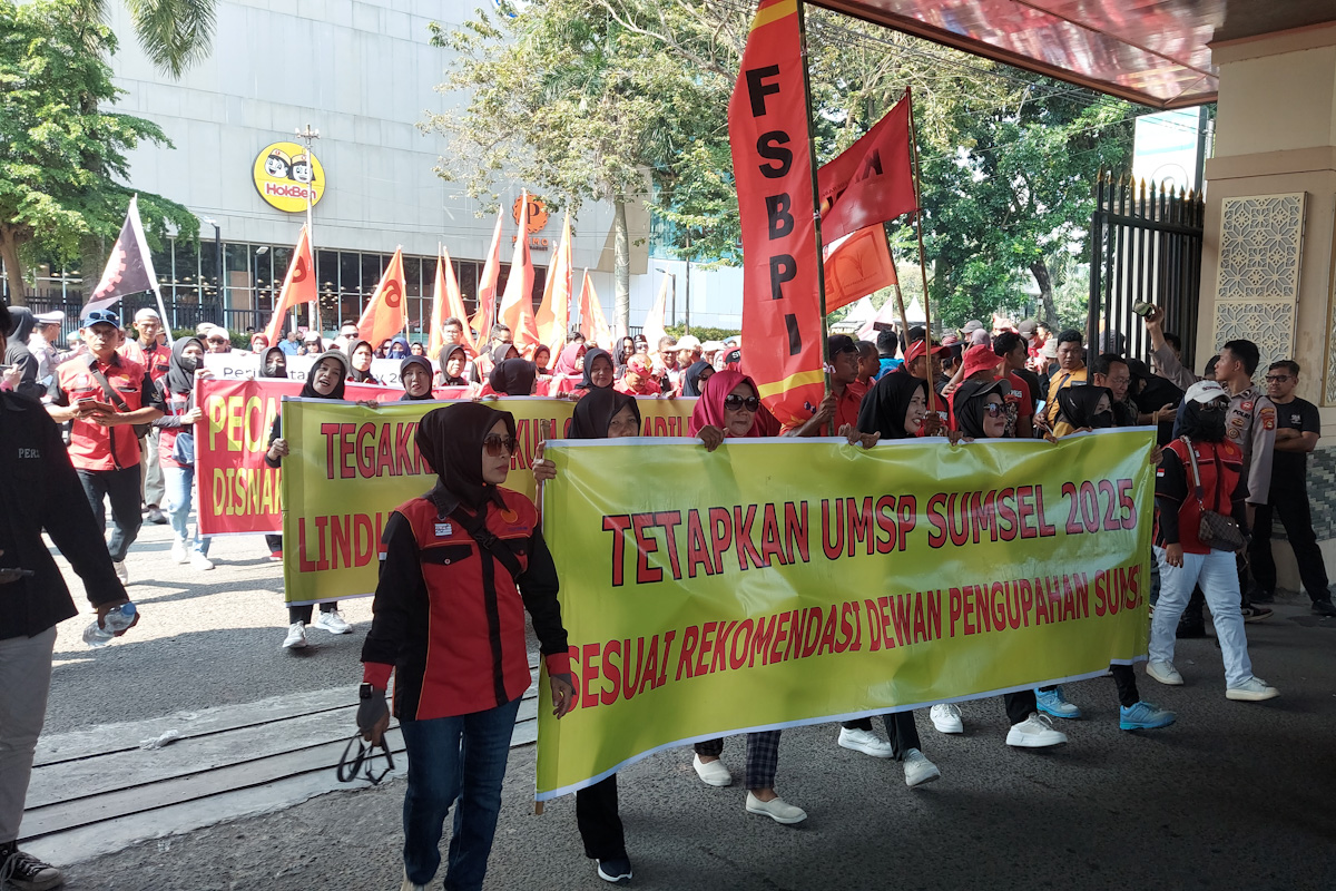 Peringatan Hari Buruh Internasional 2025, Massa Aksi Penuhi Halaman Gedung DPRD Sumsel, Ini Tuntutannya