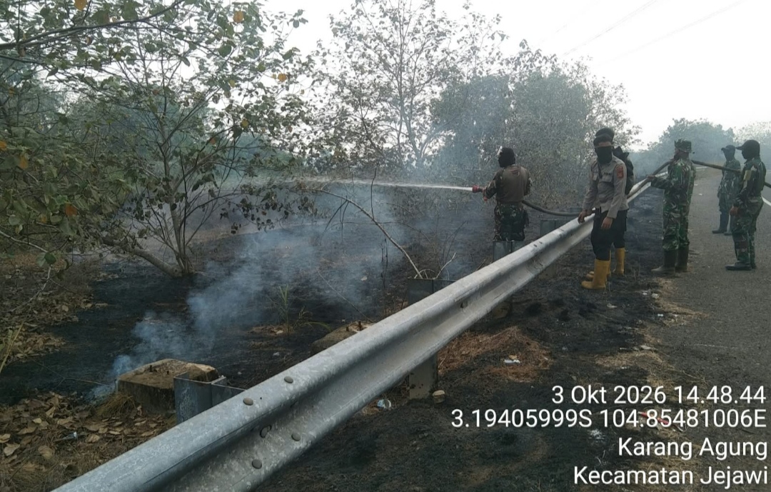 Pinggiran Tol Kayuagung Terbakar, Babinsa Gerak Cepat Padamkan Cegah Api Meluas