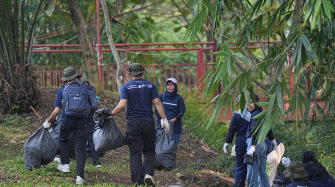 Memperingati Hari Lingkungan Hidup Sedunia, PTBA Ajak Masyarakat Bersih-bersih Sungai Enim