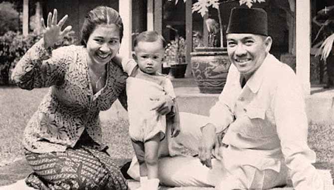 Memaknai Perjuangan Fatmawati Soekarno Di Spesial Hari Ibu, Menjahit ...