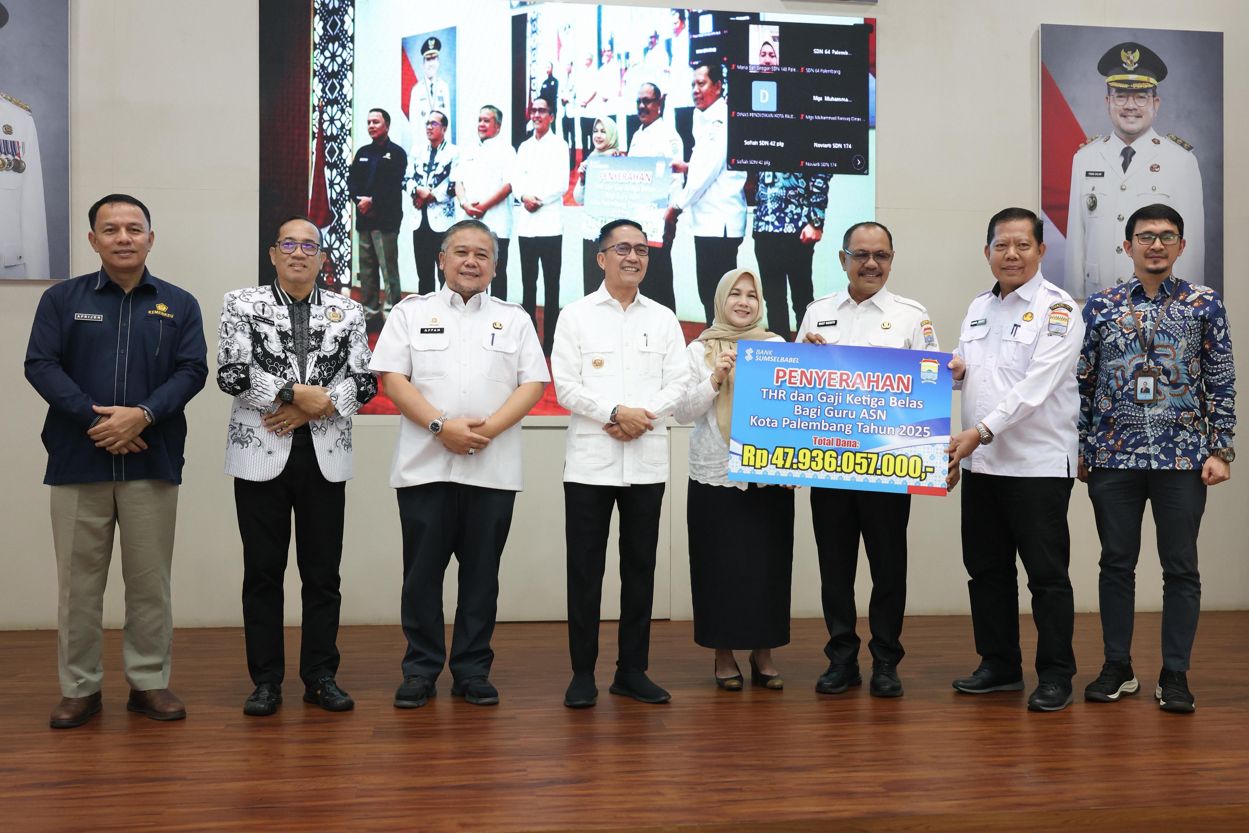 Ratu Dewa Cairkan Dana Tunjangan dan THR Rp47 Miliar untuk Guru Palembang