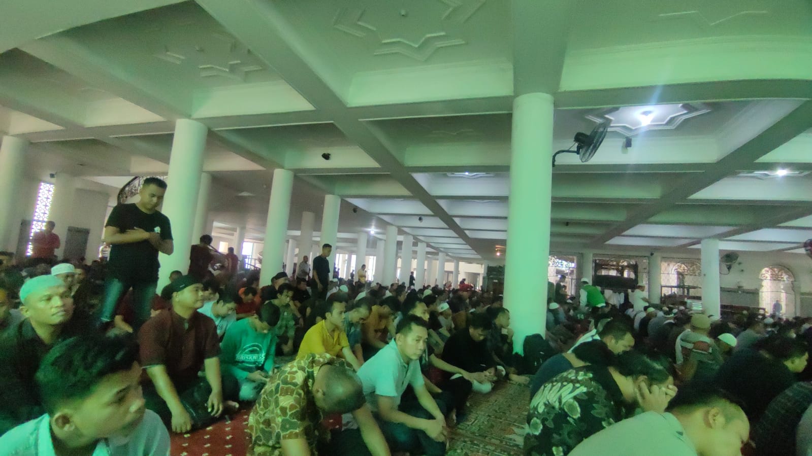 Menjelang Nisfu Syaban, Ribuan Umat Muslim Tampak Ramaikan Masjid Agung Palembang