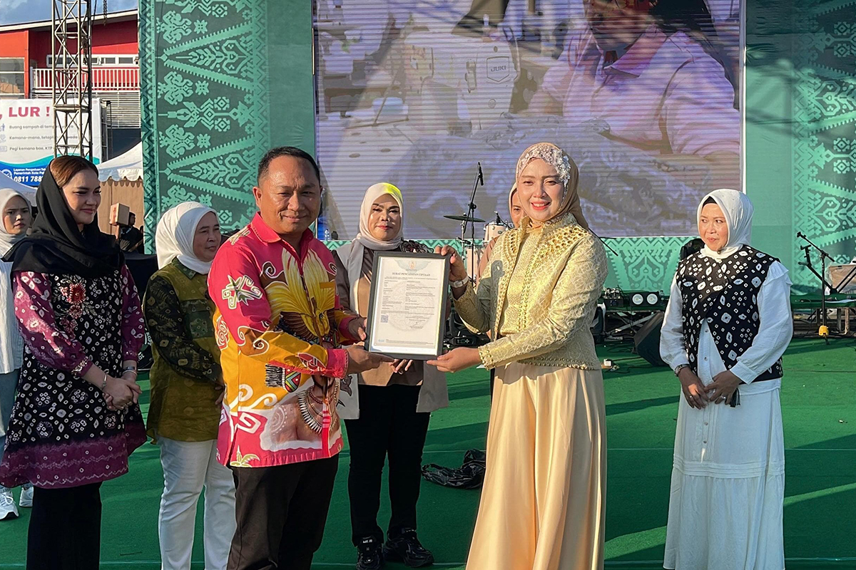 Kementerian Hukum Sumsel Serahkan Sertifikat Hak Cipta Motif Batik LPP Palembang pada HUT Kota Palembang