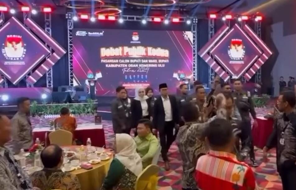 Sebut Tak Fair, Tim-Paslon Bupati dan Wakil Bupati OKU Nomor Urut 1 Walkout dari Debat Publik Kedua