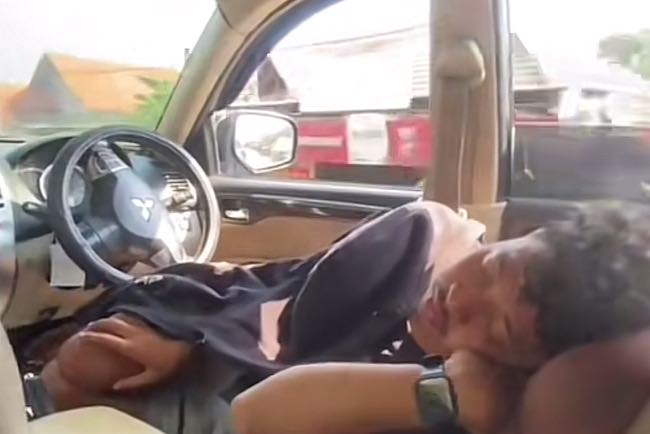 HEBOH! Pria Ini Kendarai Mobil Sambil Tiduran, Netizen Terkejut Rupanya Mobil Auto Pilot Sudah Masuk Tanah Air