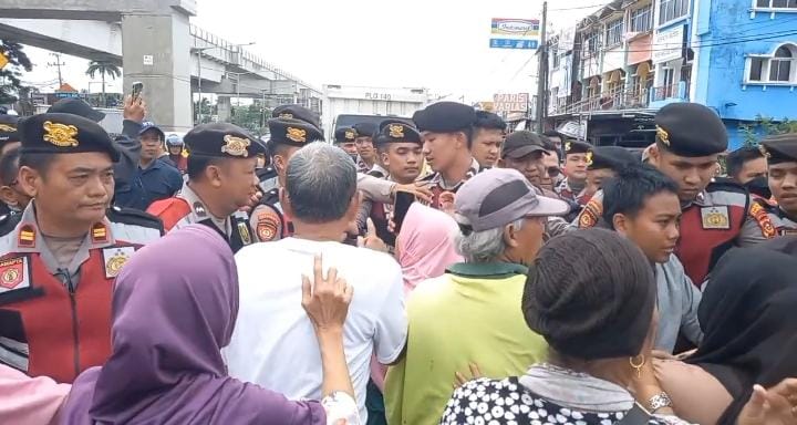 Warga Tolak Tanahnya Diukur Sidang Lapangan PN Palembang, Nyaris Bentrok Saling Dorong dengan Petugas 